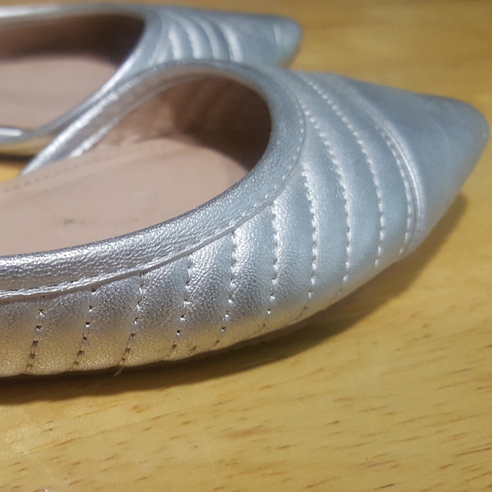 NWOB / STEVE MADDEN 'EVADEEE' silver leather flats